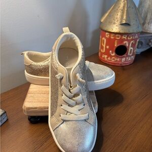 Carter's Shimmering Gold Perrie Girls Sneakers Size 1 NWOT No tie slip on
